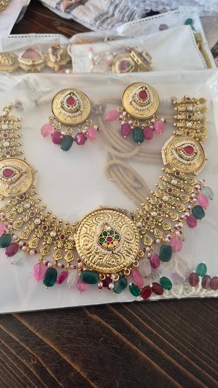 The VEStyleHub listing photo: the gold-finish choker set in its plastic sleeve.